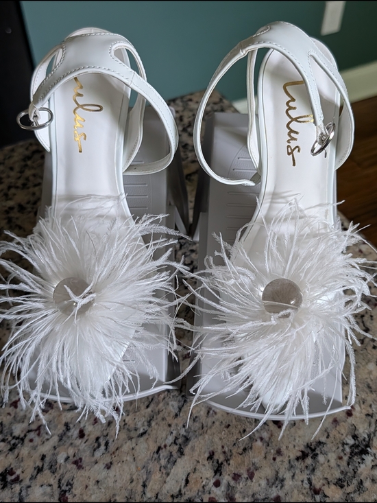 Lulus Shoes - Lulu's White Feather Accent Block Heel Sandals Sz 6